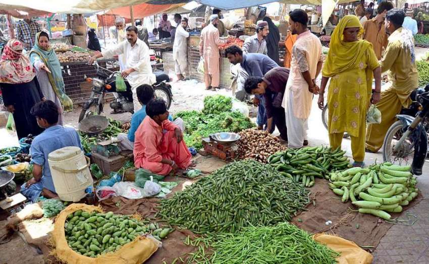 حیدر آباد: شہری لطیف آباد بازار سے سبزیاں خریدنے میں مصروف ..