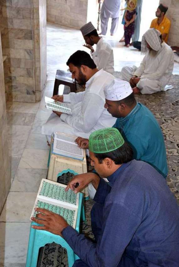 فیصل آباد: ماہ صیام کے دوران روزہ دار قرآن مجید کی تلاوت ..