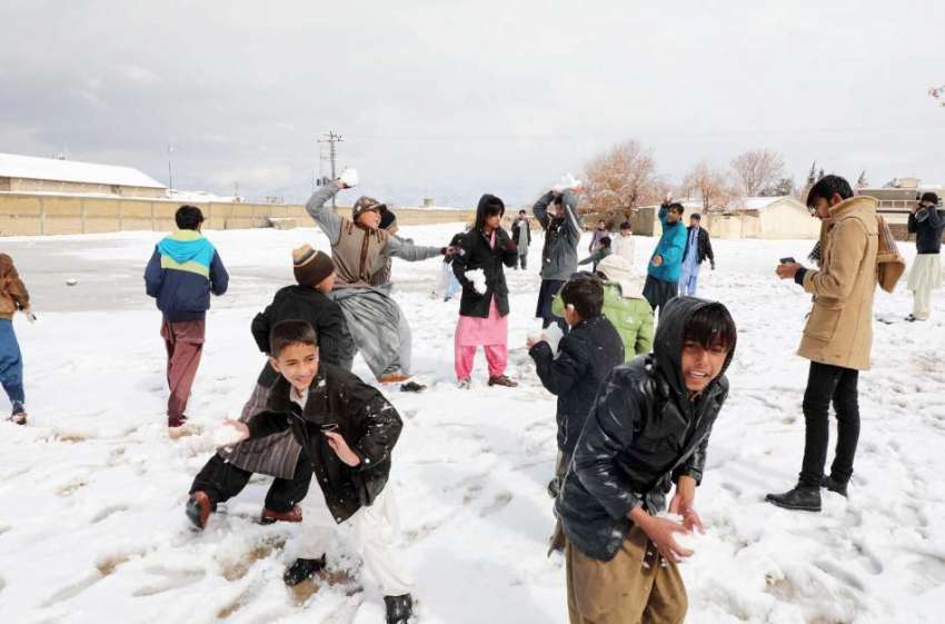 کوئٹہ: سنو فال کے بعد بچے برف سے کھیل کود میں مصروف ہیں۔