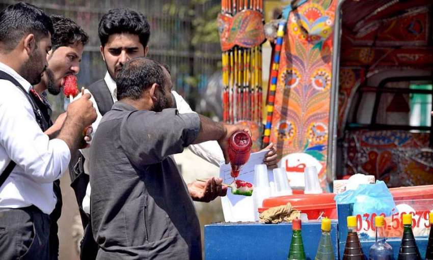 راولپنڈی: ریڑھی بان برف کے گولے فروخت کررہا ہے۔