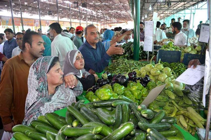 فیصل آباد: شہری رمضان سستا بازار سے سبزیاں خرید رہے ہیں۔