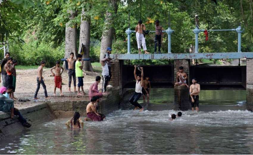 لاہور: شہری گرمی کی شدت کم کرنے کے لیے نہر میں نہا رہے ہیں۔