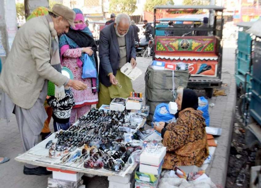 لاہور: ایک بزرگ خاتون پیٹ پالنے کے لیے عینکوں کی دکان سجائے ..