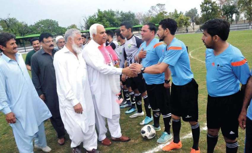 پشاور: انٹر سٹی فٹبال ٹورنامنٹ کے افتتاح کے موقع پر مہمان ..