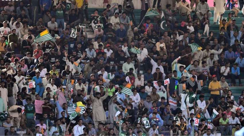 کراچی:شائقین  میچ پاکستان اور سری لنکا کے مابین کھیلا جانے ..
