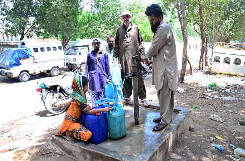 حیدرآباد: شہری ہینڈ پمپ سے پینے کے لیے صاف پانی بھر رہے ہیں۔