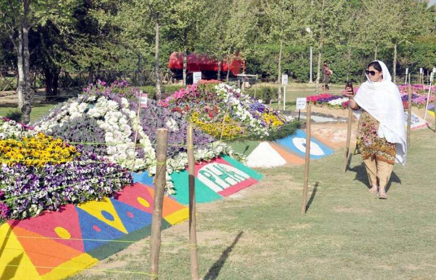 راولپنڈی: خواتین کی مقامی پارک میں منعقدہ پھولوں کی نمائش ..