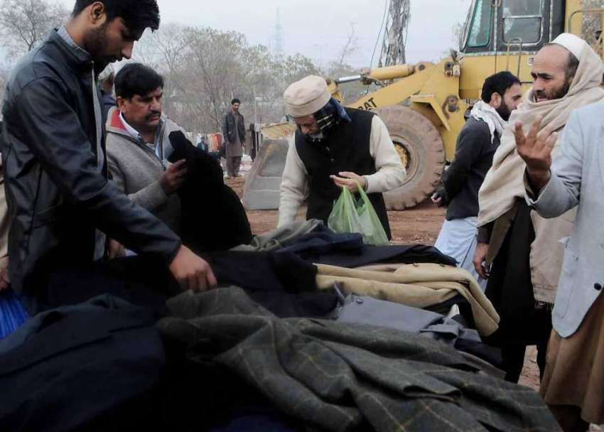 اسلام آباد: شہری سردی سے بچنے کے لیے گرم کوٹ پسند کررہے ہیں۔