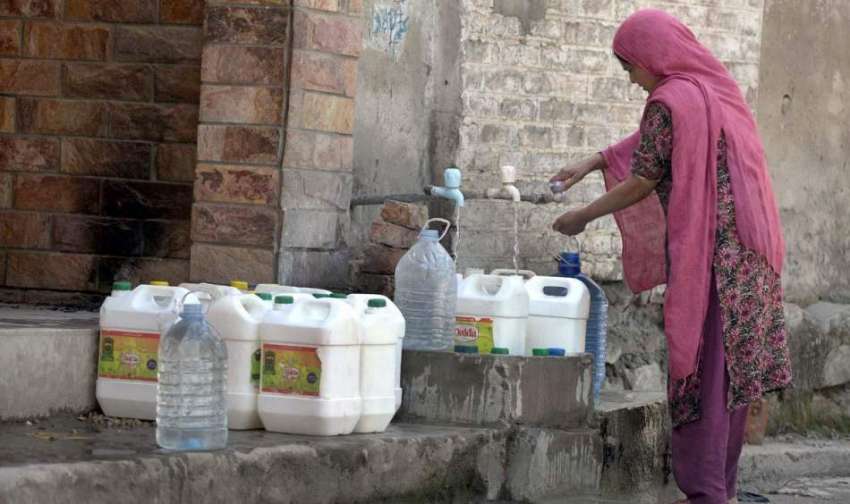 راولپنڈی: خاتون فاٹر فلٹریشن پلانٹ سے پینے کے لیے پانی بھر ..