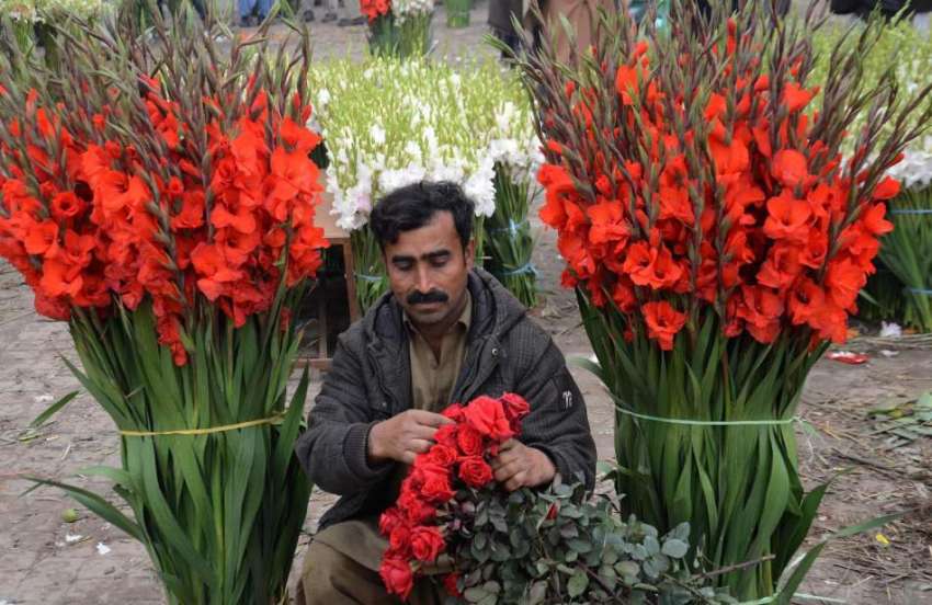 لاہور: ویلنٹائن ڈے کی آمد کے موقع پر پھول منڈی میں پھولوں ..