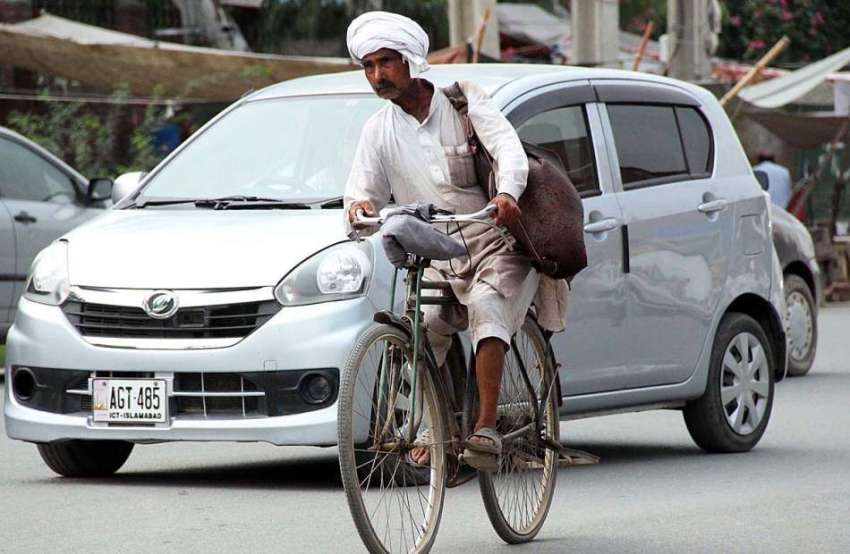 سرگودھا:  ایک شخص  سائیکل پر طارق آباد روڈ پر پانی سے بھرا ..