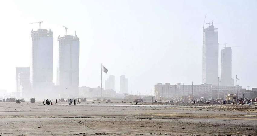 کراچی: کلفٹن ساحل سمندر کا ایریا خشک پڑا ہے۔