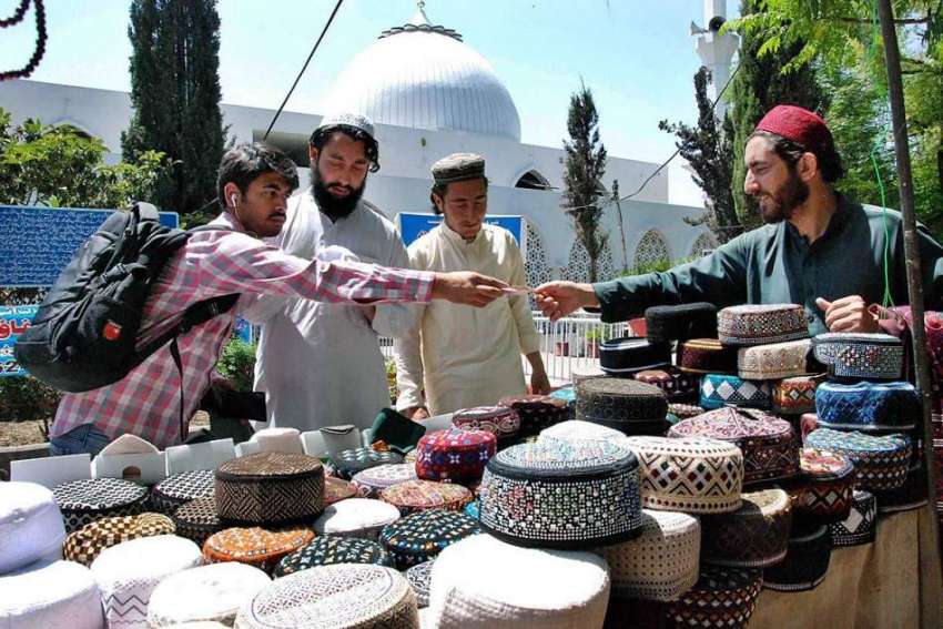 اسلام آباد: رمضان المبارک کے پہلے روزہ کے موقع پر شہری ایک ..