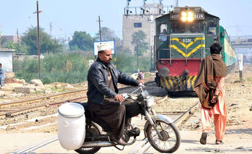 حیدرآباد: ایک موٹرسائیکل سوار ریلوے پٹریوں کو عبور کررہا ..