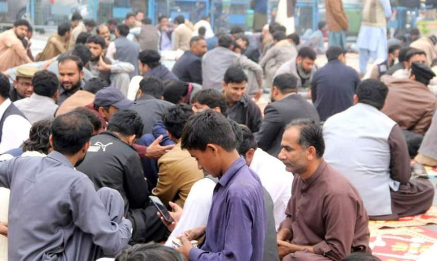 لاہور: پنجاب لینڈ ریکارڈ اتھارٹی کے ملازمین اپنے مطالبات ..
