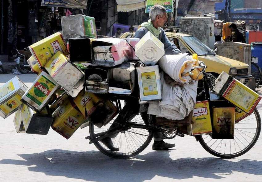 راولپنڈی: محنت کش سائیکل پر گھی کے خالی ڈبے لادھا جا رہا ..