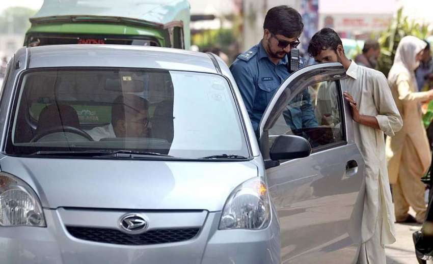 راولپنڈی: ٹریفک وارڈن گاڑی کے شیشوں پر لگے کالے سٹیکر اتار ..