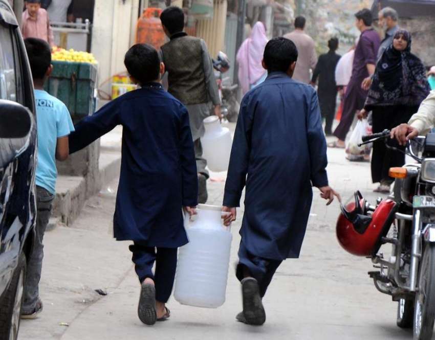 راولپنڈی: خیابان سر سید میں پانی کی بند کے باعث بچے دور دراز ..