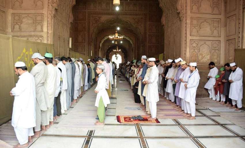 لاہور: شہری بادشاہی مسجد میں جمعةالوداع کی نماز ادا کر رہے ..