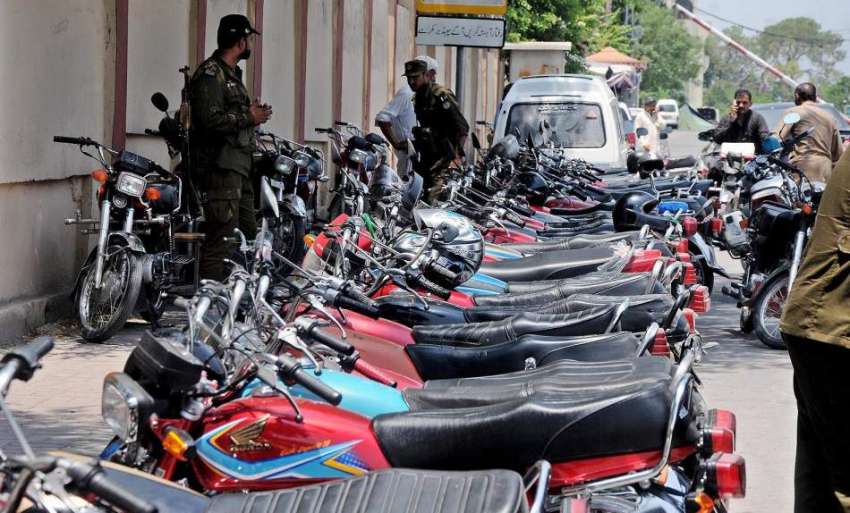 راولپنڈی: آرپی او، دفتر کے باہر مین روڈ پر کھڑے موٹر سائیکل ..