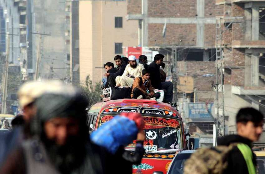 راولپنڈی: پابندی کے باجود طالبعلم خطرناک انداز سے بس کی ..