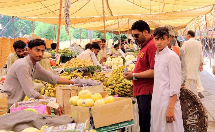 لاہور: شہری سستے رمضان بازار سے پھل خرید رہے ہیں۔