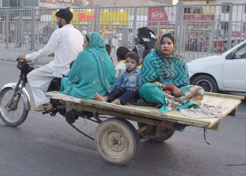 لاہور: ایک خاندان موٹر سائیکل کے پیچھے باندھی گئی ریڑھی ..