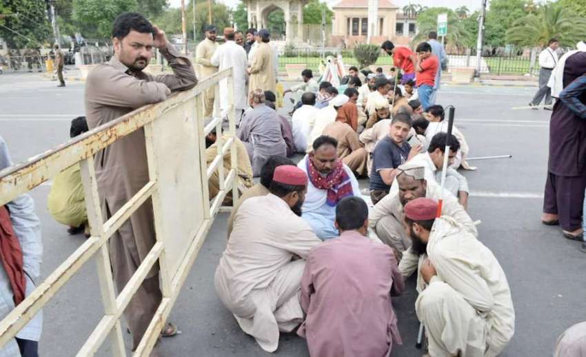 لاہور: نابینا افراد نے اپنے مطالبات کے حق میں دھرنا دیکر ..