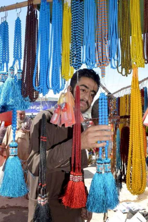 کوئٹہ: رمضان المبار ک کے آغاز پر ایک شہری تسبیح خرید رہا ..