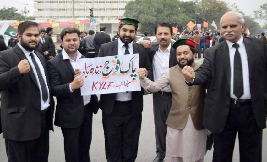 لاہور: مال روڈپر وکلاء پاک فوج سے یکجہتی کا اظہار کر رہے ..