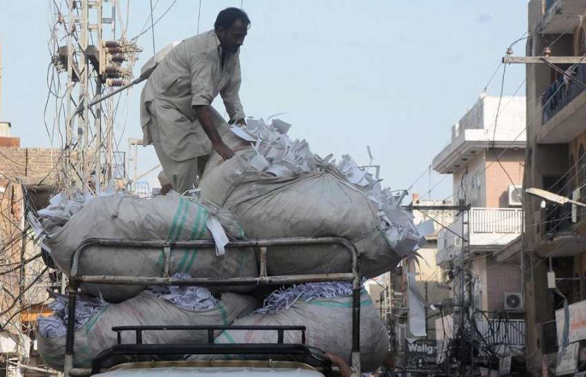 راولپنڈی:محنت کش گاڑی میں سامان لوڈ کر رہا ہے۔ 