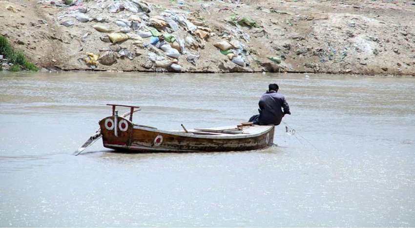 حیدر آباد: ماہی گیر نہر سے مچھلیاں پکڑ رہے ہیں۔