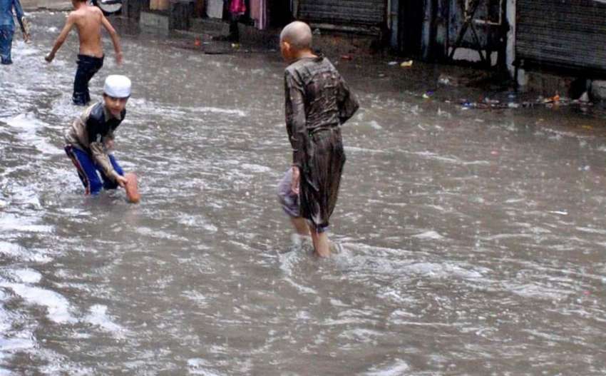 راولپنڈی: موسلا دھار بارش کے بعد بچے بارش کے پانی میں کھیل ..