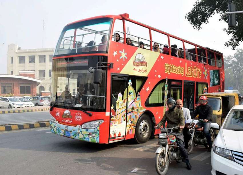 لاہور : سیاحتی بس مال روڈ سے گزر رہی ہے۔ 

