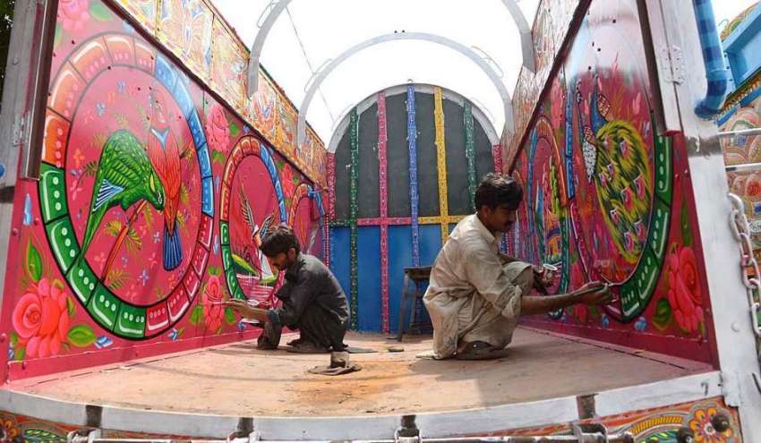 راولپنڈی: پینٹر ٹرک کی باڈی پر پینٹنگ بنانے میں مصروف ہیں۔