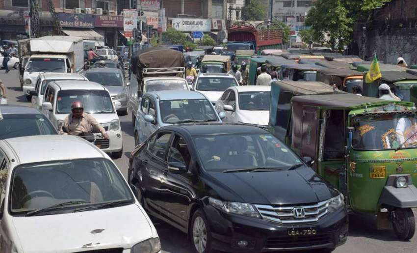 لاہور: شملہ پہاڑی چوک میں دوپہر کے وقت ٹریفک جام کا ایک منظر۔