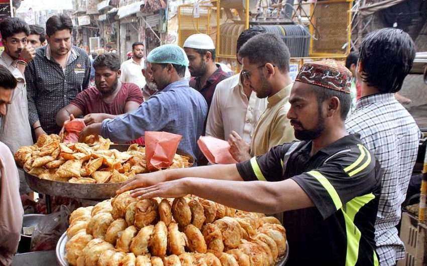 لاہور: دکاندار گاہکوں کو متوجہ کرنے کے لیے سموسے اور کچوریاں ..