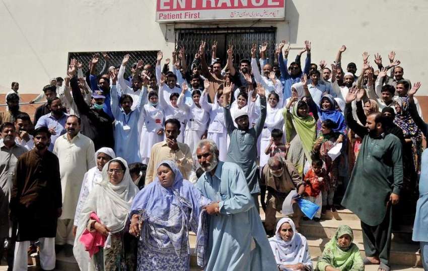 راولپنڈی: ڈی ایچ کیو ہسپتال کا سٹاف آنیوالے مریضوں کے ہمراہ ..