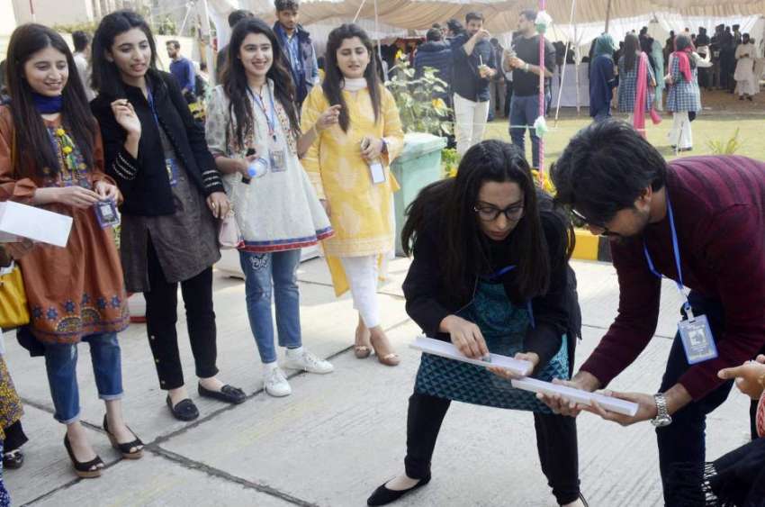 لاہور: شیخ زید میڈیکل کمپلیکس میں فن فیئر کے دوران سٹوڈنٹس ..