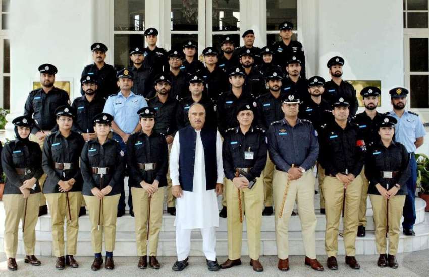 پشاور: گورنر ہاؤس میں اے ایس پی کے 46 ویں کمانڈ کورس کے شرکاء ..