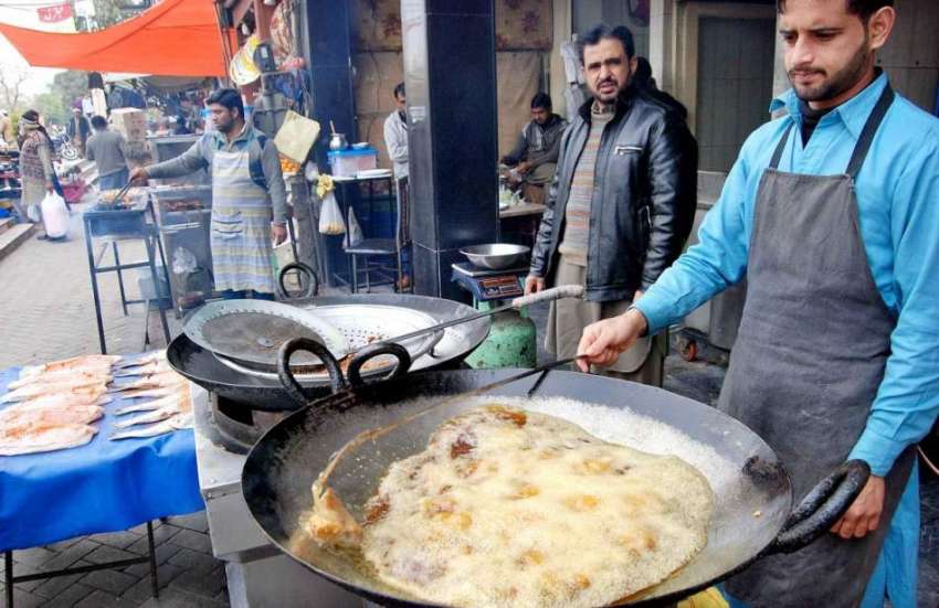 اسلام آباد: دکاندار گاہکوں کو متوجہ کرنے کے لیے مچھلی فرائی ..