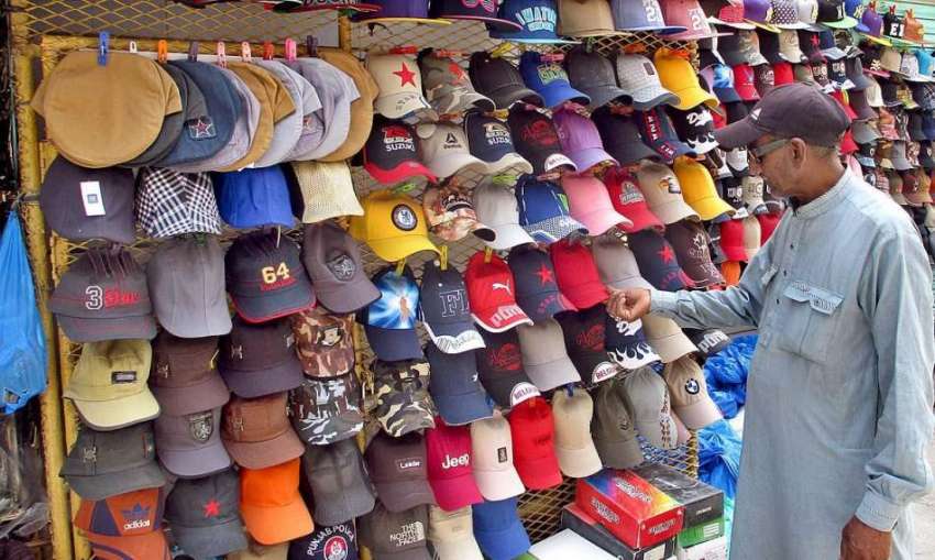 بہاولپور: دکاندار نے گاہکوں کو متوجہ کرنے کے لیے ٹوپیاں ..