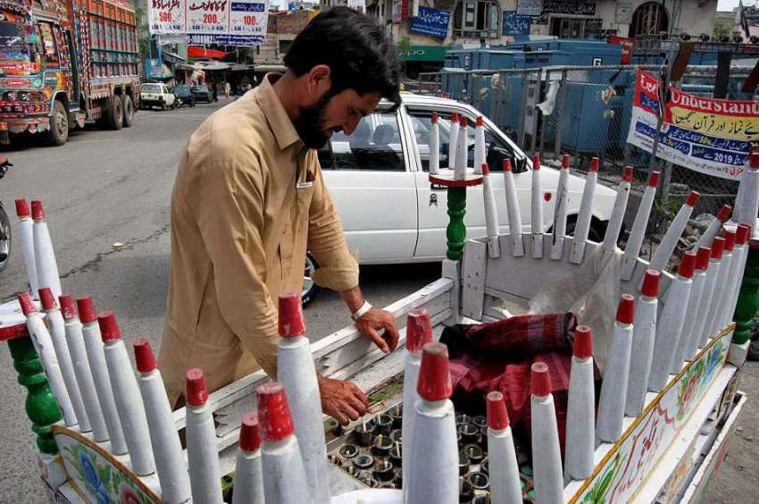 اسلام آباد: ریڑھی بان کھولے والی قلفیاں فروخت کررہاہے۔