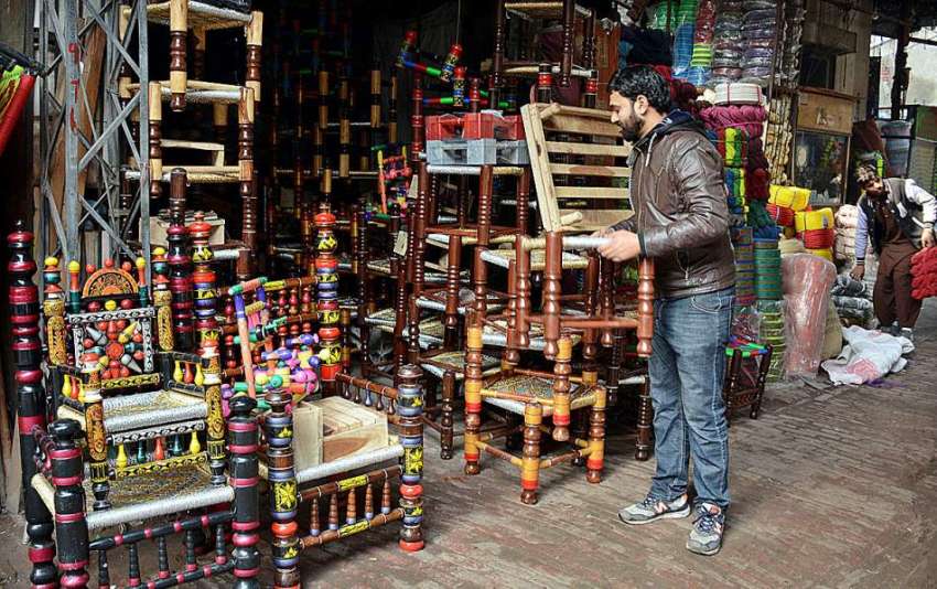 لاہور: صوبائی دارالحکومت میں مقامی مارکیٹ میں ایک دکاندار ..