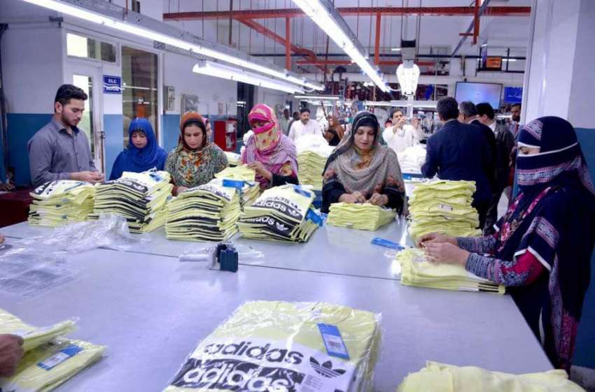 فیصل آباد: مقامی فیکٹری میں خواتین پیکنگ کے کام میں مصروف ..