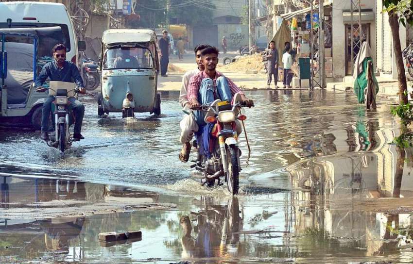 حیدرآباد: لطیف آباد میں سڑک کنارے سیوریج کے پانی میں موٹرسائیکل ..