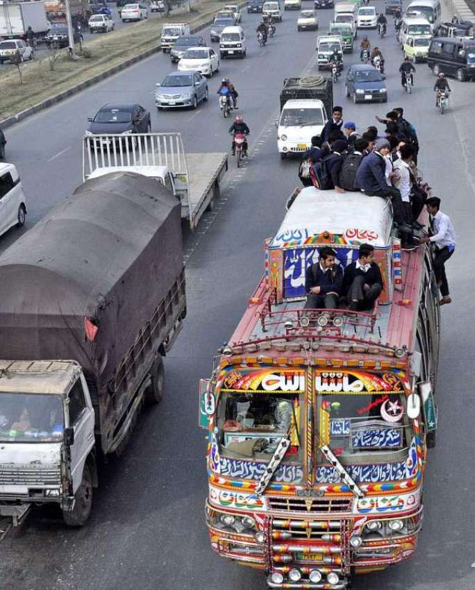 اسلام آباد: مسافر بس کی چھت پر سفر کرنے والے طلباء کسی قسم ..