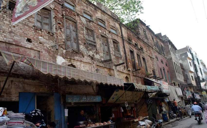 لاہور: فلیمنگ روڈ پر واقع خستہ حال عمارت کے نیچے کاروبار ..