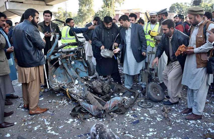 پشاور: بی ڈی ایس حکام پشاور ہائی کورٹ کے سامنے آٹو رکشہ میں ..