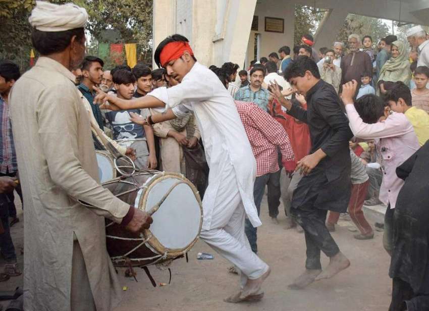لاہور: حضرت مادھو لعل حسین(رح) کے عرس کے موقع پر زائرین دھمال ..